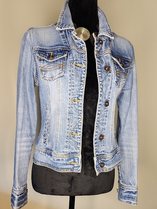 SO Jackets & Blazers - Womens Light Wash Jean Jacket Medium Fitted Denim Trucker Jacket